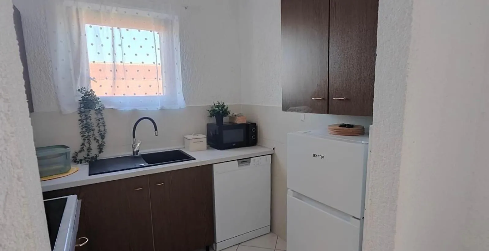 Apartman Lunna فرسي شقة